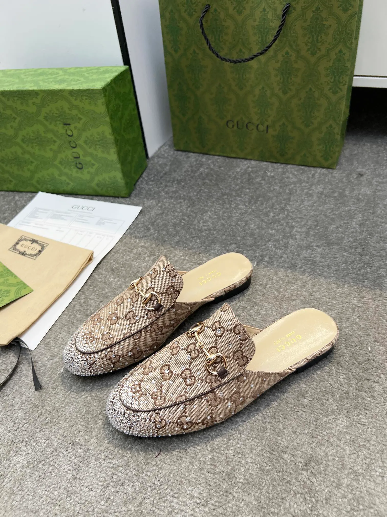 👟👟Ex-factory price 380👟👟 Genuine leather sole +50 Original quality guccisummer's latest limited edition slippers, top quality, purchased genuine development original special hot diamond process classic double G presbyopic inner sheepskin with Italian original board material and craftsmanship are the same as the original! Code number: 35-42,